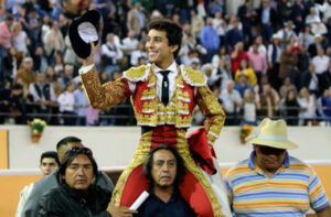 Valadez, a hombros con tres orejas en Juriquilla