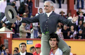 Rafaelillo, a hombros en el festival de Tlaxcala