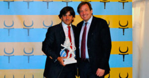 Diego Ventura recibe el premio de manos de Moritz Roever