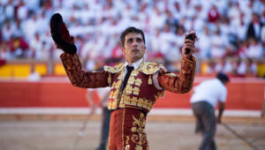 Javier Castaño con la oreja de un Miura en el cierre de Pamplona 2017