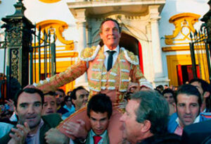 Manzanares, a hombros por la Puerta del Príncipe en Sevilla