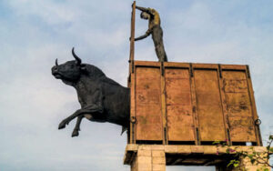 Homenaje al toro bravo en los aledaños de la plaza de toros de Maracaibo