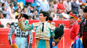 Isaac Fonseca pasea un trofeo en la Monumental de México
