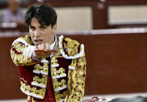 Borja Álvarez, entrando a matar uno de sus novillos en Madrid