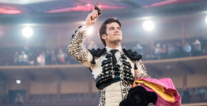 José Garrido, con uno de los trofeos de su actuación en Zaragoza