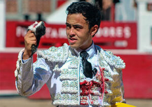 José Mari Macías, con el trofeo logrado en la novillada matinal de Querétaro