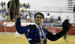 Rodrigo Cepeda "El Breco" con el trofeo logrado en la novillada de Maracaibo