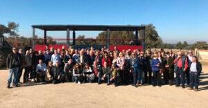 Foto de familia del Club Taurino de Bilbao en la ganadería de Victorino Martín.