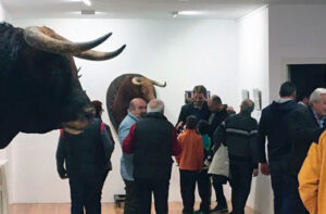 Exposición a la memoria de Víctor Barrio en la localidad de Portillo