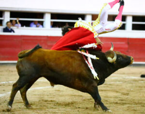 Instante en el que Luis David Adame resulta prendido por el tercero en Querétaro