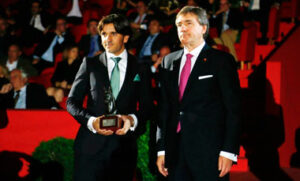 Ventura con el galardón concedido por el Salón Internacional del Caballo