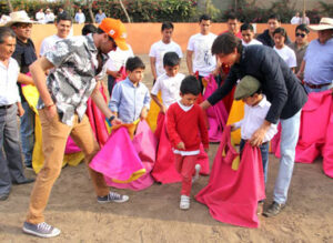 Roca Rey con los niños de Fundo La Esperanza en Lima