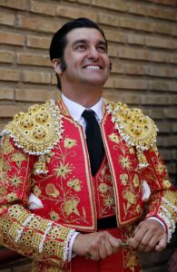 Morante es de los diestros que más se han significado por los diseños personales pero llegaba a límites tan extremos que apenas nadie le siguió. En muchas ocasiones, a la hora de valorarlos, se convenía que le sentaban bien a él porque era él, pero apenas nadie se atrevía a seguirle. Menos atrevido y muy suyo ha sido la chaquetilla sin alamares que podía sonar a novedad para los jóvenes pero fue muy habitual en el toreo de los años veinte.