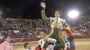 Joselito Adame, a hombros en Mérida.
