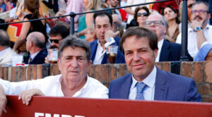 Domingo Hernández y su hijo Justo en el callejón de la Maestranza de Sevilla.