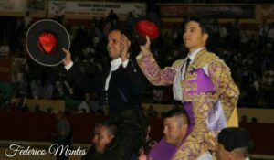 Francisco Javier Rodríguez y César Valencia, a hombros.