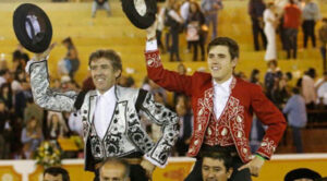 Pablo y Guillermo Hermoso de Mendoza, a hombros en Jalostotitlán.