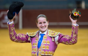 Rocío Romero, con la oreja del novillo de su debut.