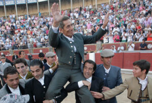 Andrés Vázquez, a hombros de sus compañeros en el festival celebrado en Zamora en 2012.
