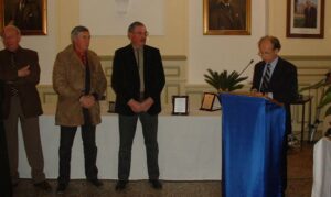 Alain Granier, en el centro de la foto, con una chaqueta negra.
