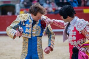 Román resultó cogido el domingo en una faena premiada con una oreja del tercero