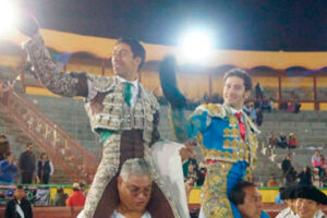 Saldívar y Flores, a hombros en Apicazo