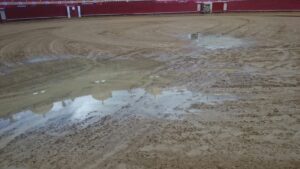 Ruedo del coso almeriense, impracticable como consecuencia del temporal