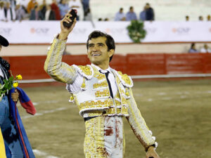 Joselito Adame, con el trofeo logrado en Irapuato.