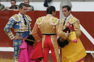 Juan Ortega recibe la alternativa de manos de Ponce en presencia de Manzanares