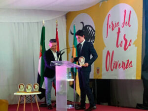 Juanito recibe el trofeo al triunfador en Olivenza del año 2017