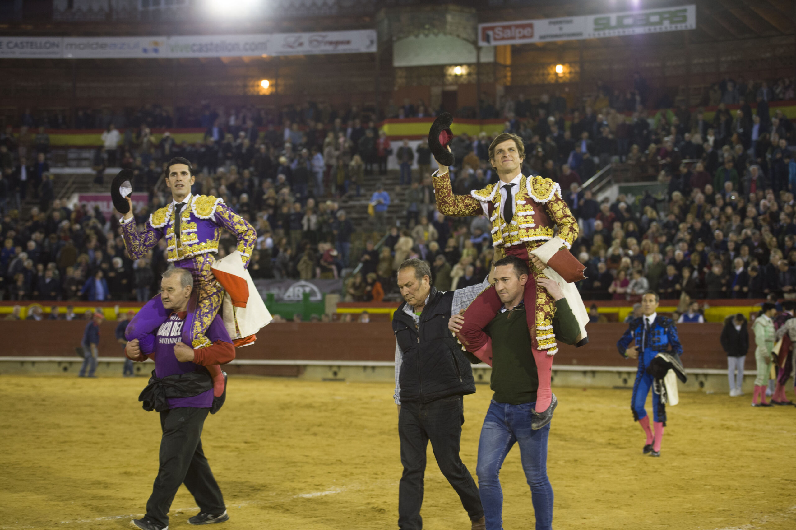 Puerta grande para Juli y Talavante, ambición y fantasía en Castellón