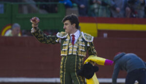 Varea, con la oreja del tercer victorino de Castellón