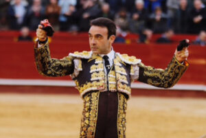 Ponce con las dos orejas del cuarto toro del sábado en Valencia