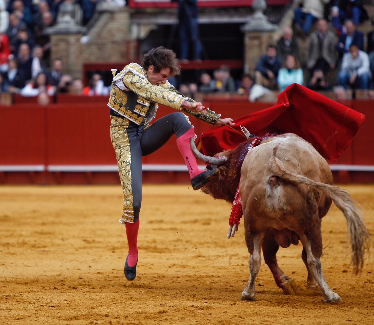 Sevilla - Secuencia de la cogida de Román - Domingo 8 de abril de 2018