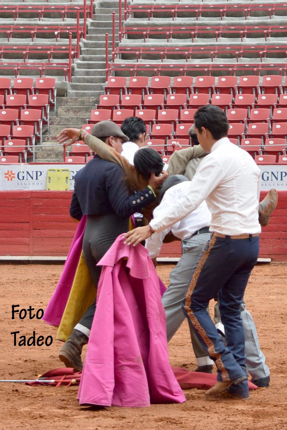 México - Cogida del novillero Víctor Valencia