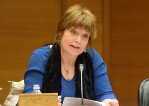 Empar Marco, directora general de À Punt, en Les Corts durante la Comisión de Radiotelevisión Valenciana y del Espacio Audiovisual.