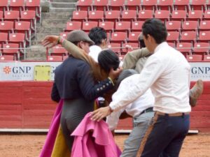 México - Cogida del novillero Víctor Valencia