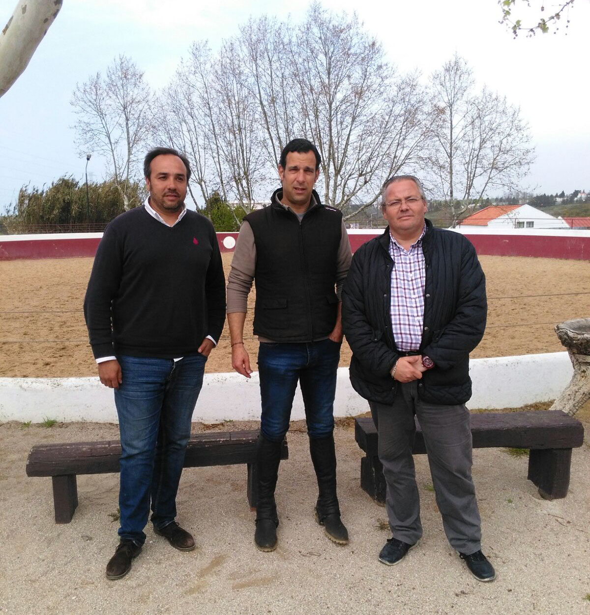 Los taurinos pacenses Fernando Masedo y Miguel Galache junto a Vítor Ribeiro.