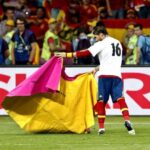 Sergio Ramos, con el capote de Talavante en la Final de la Eurocopa de 2012.