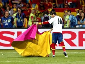 Sergio Ramos, con el capote de Talavante en la Final de la Eurocopa de 2012.