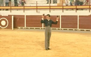 Juan Ortega, con las orejas de su segundo.