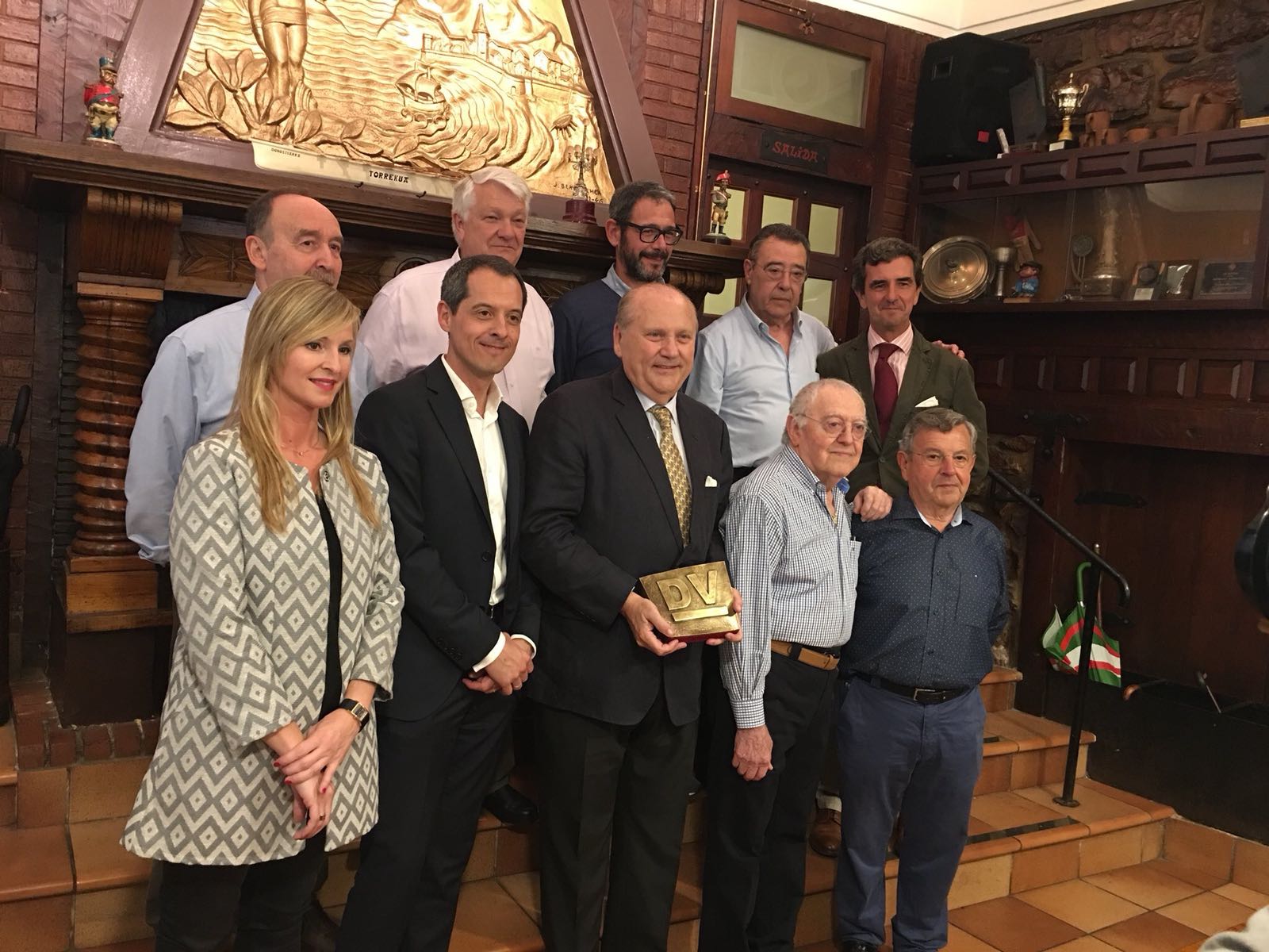 José Moya recogió el trofeo "Paco Apaolaza" junto a Rafael Molina.