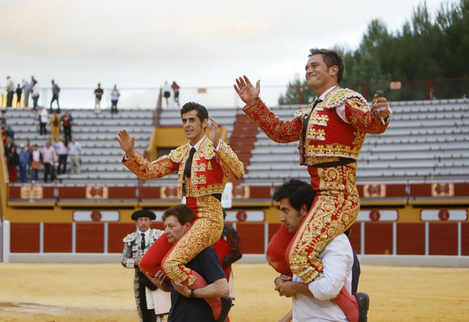 Víctor Janeiro y Julio Benítez, a hombros