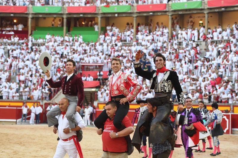 Triple puerta grande en el festejo de rejones en Pamplona