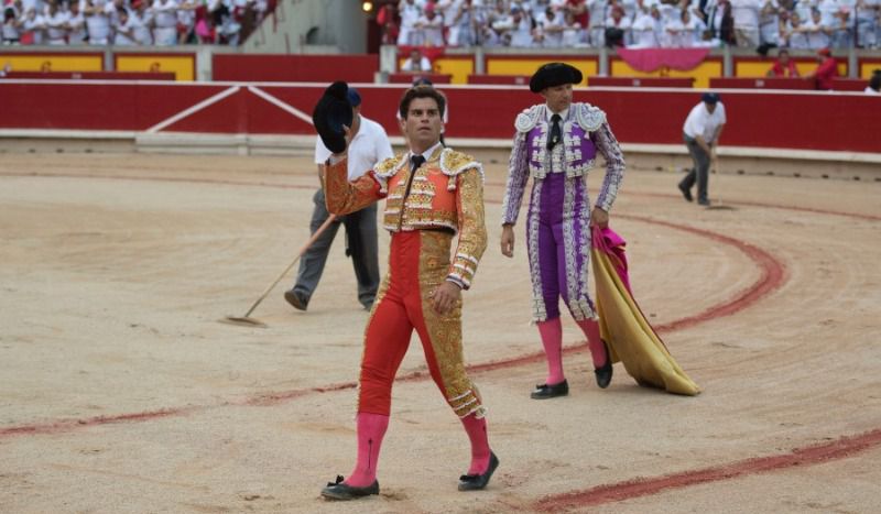 Esfuerzo sin recompensa de la terna ante una dura corrida de Miura en Pamplona