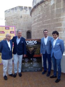 Manolo Cuesta, propietario del coso, junto a Óscar Chopera, un representante del Ayuntamiento y Ruiz Manuel.