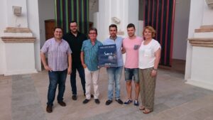 Miembros de la Comisión Taurina, con el cartel anunciador.