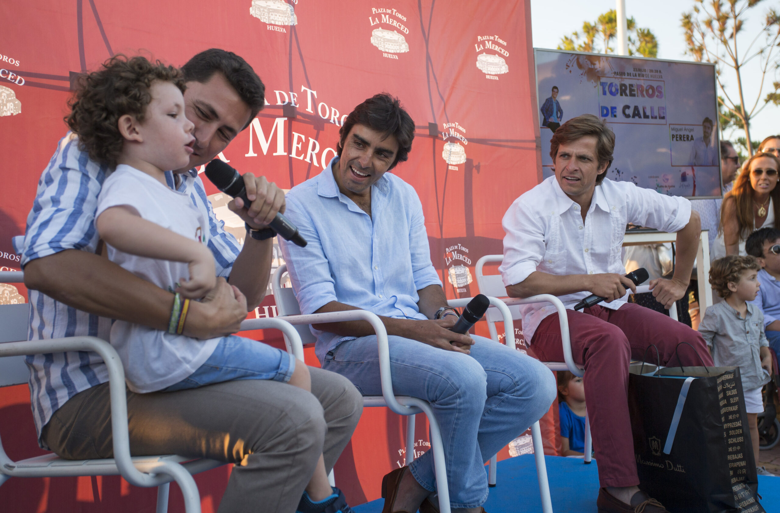 El Juli y Perera entusiasman a los niños en Huelva