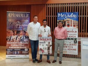 Emilio de Justo con los jóvenes en Almendralejo y Mérida
