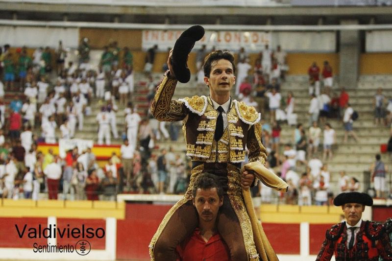 Juan del Álamo, a hombros en Íscar